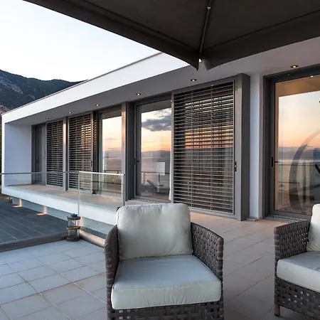 Super Luxurious - 600m² - Up To 22 People Edipsos